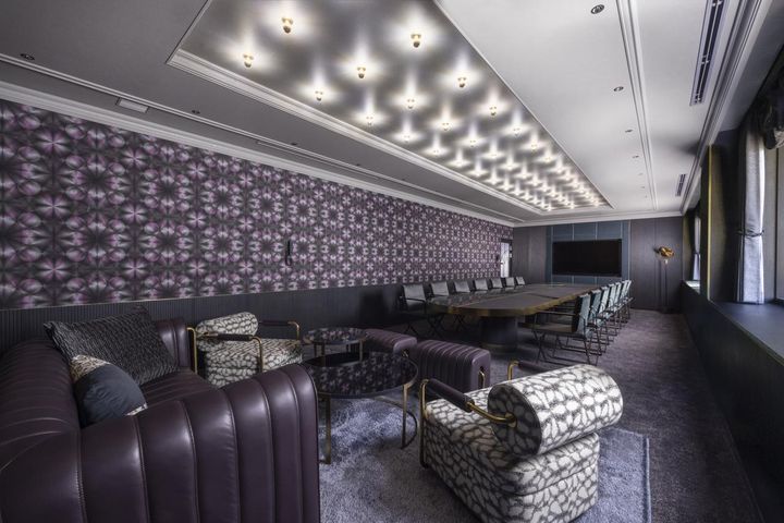 画像: 大人数での会議もOKな会議室（事前予約が必要です）