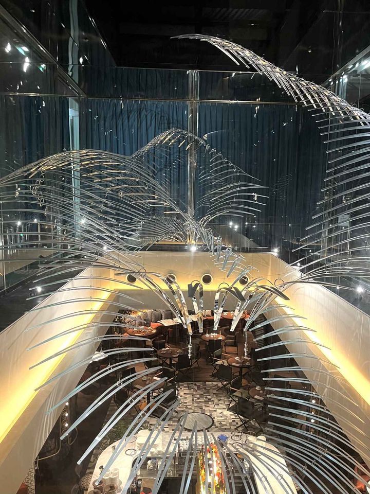 画像: 1階ロビーから見渡せるディスプレイ