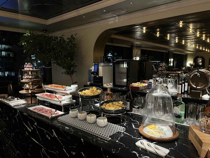 画像: バーカウンターでは軽食やドリンクが楽しめます（エグゼクティブ・ラウンジ）