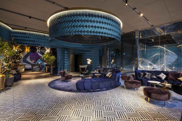 画像: 深い青を基調としたロビー。ホテルに足を踏み入れた瞬間から世界観に引き込まれます。