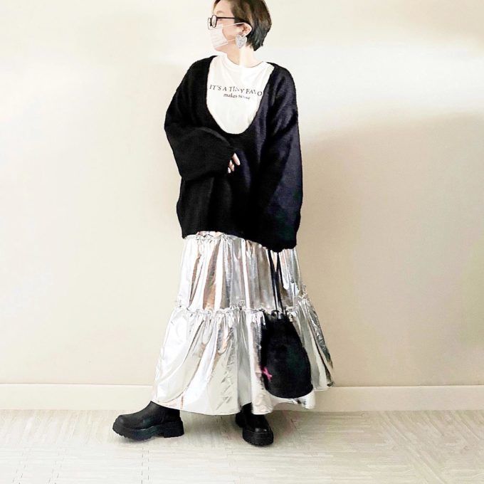 Availのブラックの「起毛Uネックプルオーバー」×メタリックフリルティアードスカート