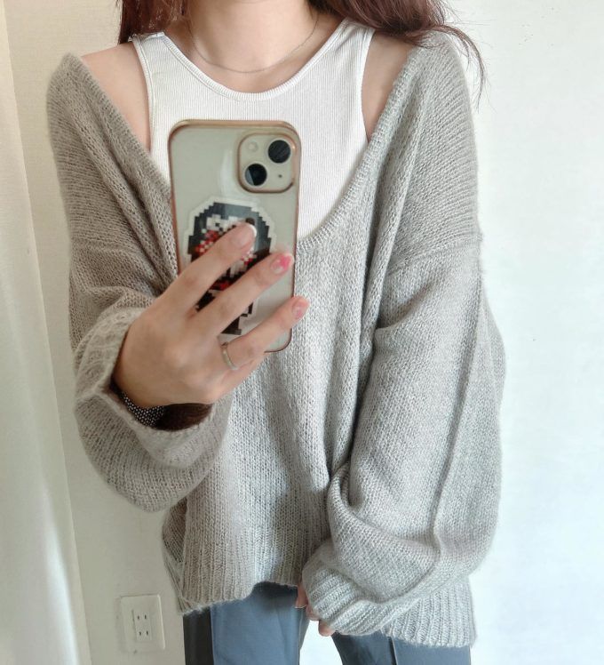 Availのグレーの「起毛Uネックプルオーバー」