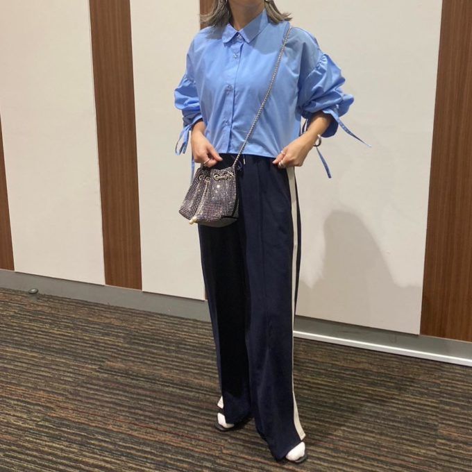 Availのブルーの「袖リボンブラウス」×ラインパンツ
