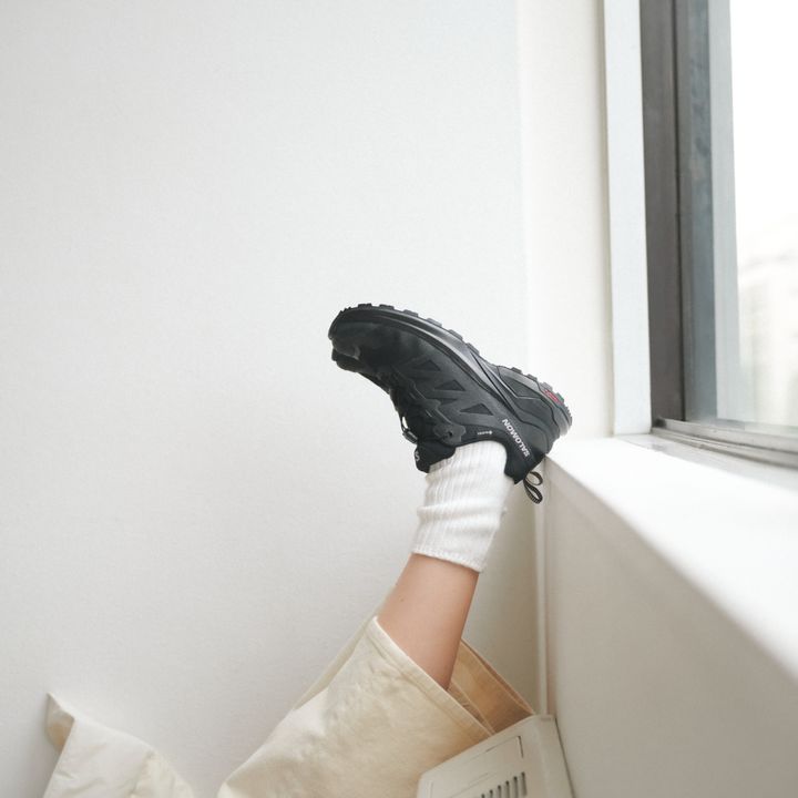 NOキルティングの真っ白ロングダウンは、引き締め役の黒スニーカーを相棒に。【マイスタンダードブック】