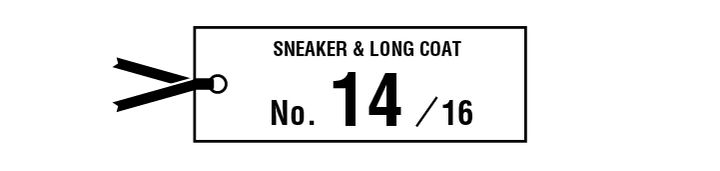 NOキルティングの真っ白ロングダウンは、引き締め役の黒スニーカーを相棒に。【マイスタンダードブック】