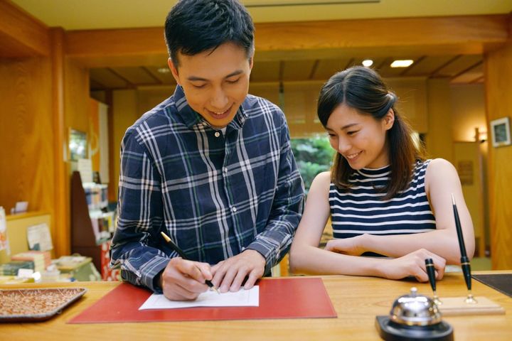 チェックインの予定時間に間に合わない場合、連絡すべきか