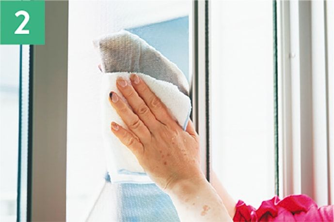 2_マイクロファイバークロスを網戸の内側と外側から挟むように当てて、上から下に向かって拭く。