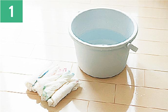 1_重曹水にマイクロファイバークロスを浸して絞っておく。