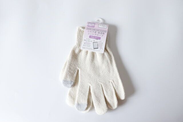 ダイソーのシルク混 保湿用ニットグローブのパッケージ