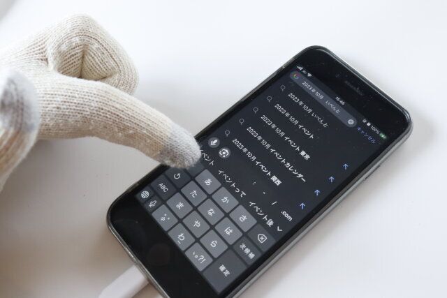 ダイソーのシルク混 保湿用ニットグローブは両手で操作できて便利