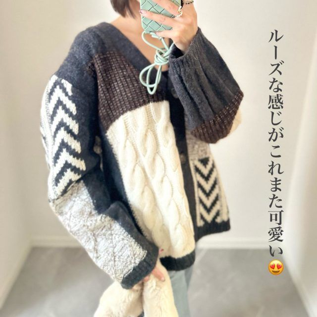 パッチワークニットを着用する女性