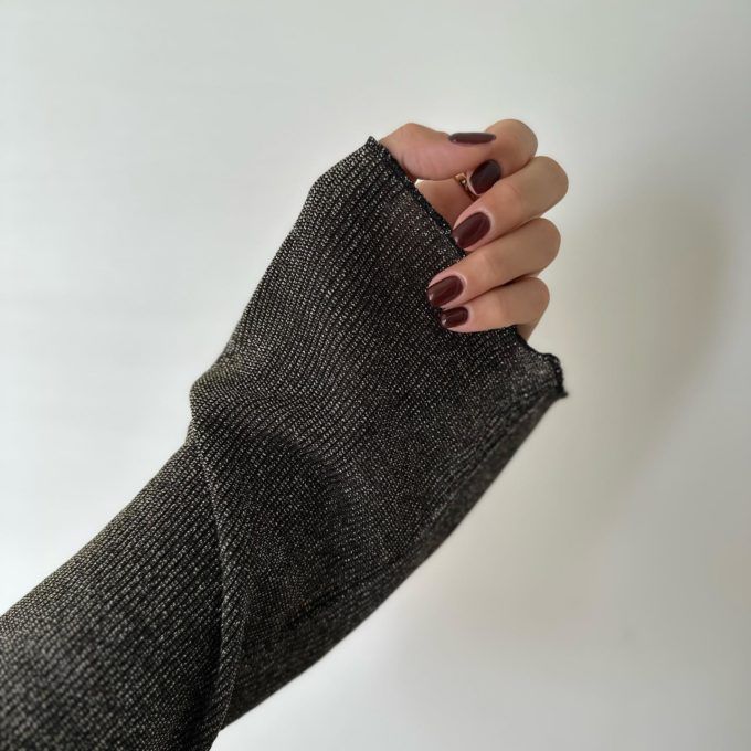 ZARAのゴールドの「メタリックヤーンクロップドトップス」