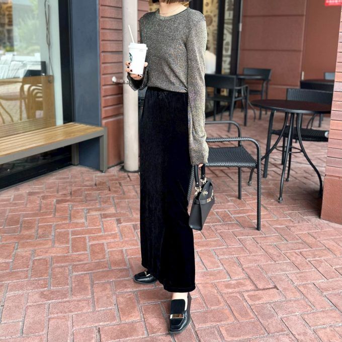 ZARAのゴールドの「メタリックヤーンクロップドトップス」×ベロアロングスカート