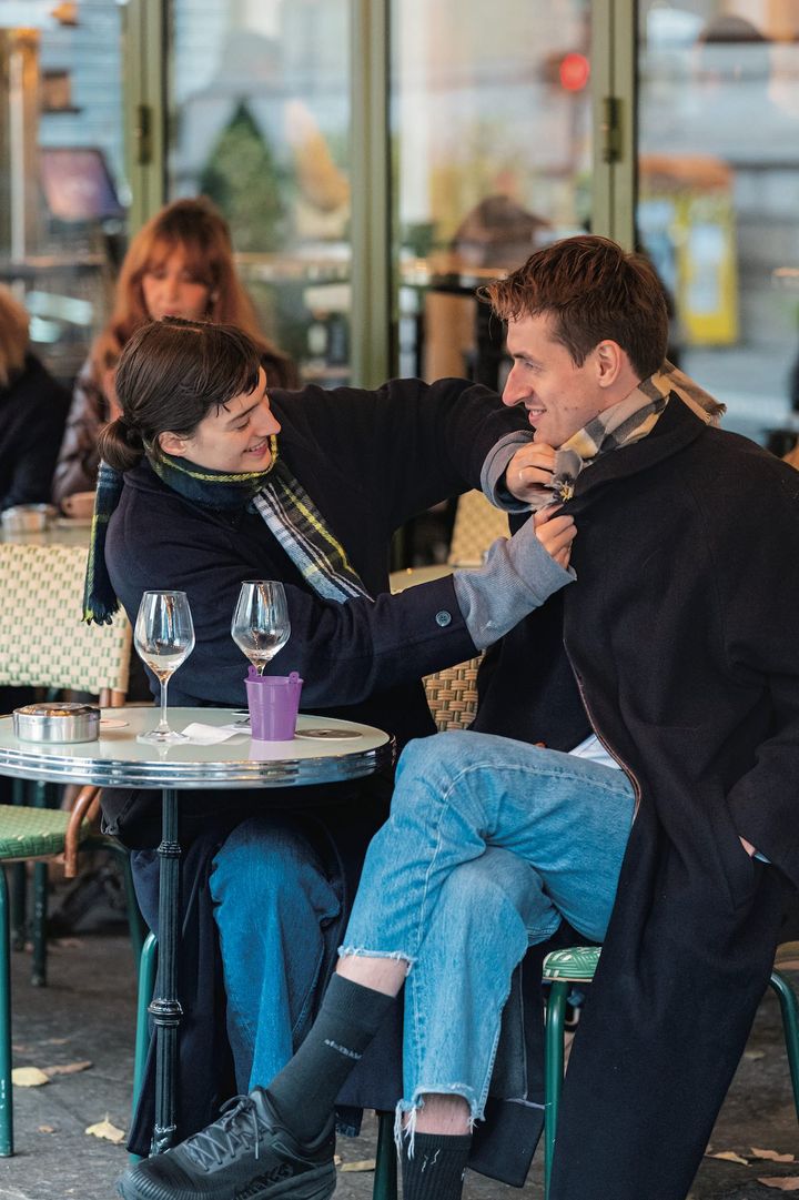 ブラックのアウターに一番合う！黄色が入ったチェックのマフラーがポイントのコーデ