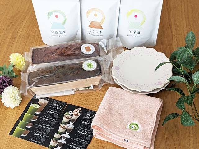 「nana's green tea2024年福袋」¥8,500の中身をテーブルにずらっと並べた様子