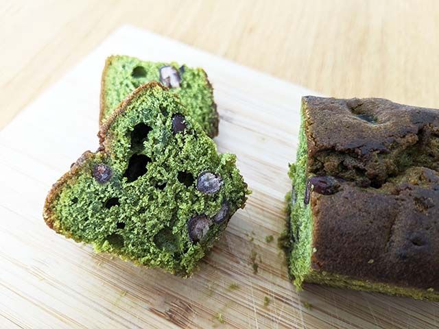 カットされた「抹茶と大納言のパウンドケーキ」
