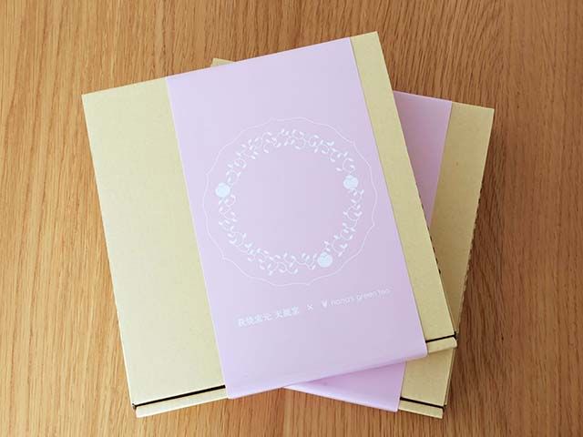 萩の花ひらくお菓子皿（萩焼・15cm）2枚が箱に入っている様子