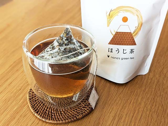 ほうじ茶のパッケージと、ティーパックがで入れられたお茶のカップ