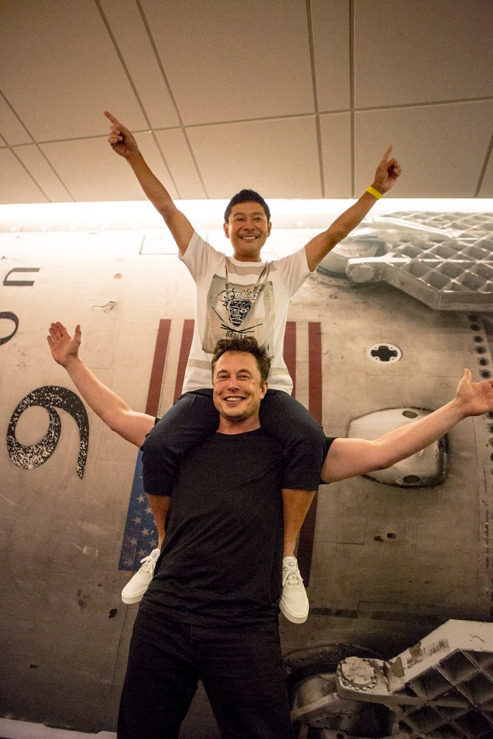 前澤友作を肩車するイーロン・マスク