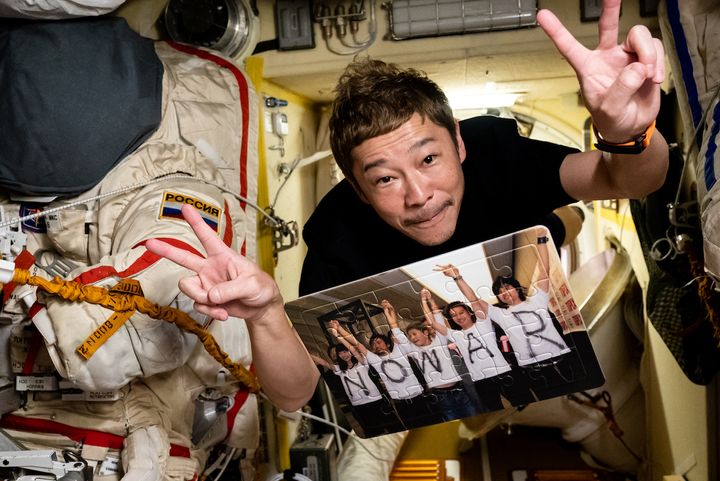 ISS内でNO WARのメッセージを掲げる前澤友作
