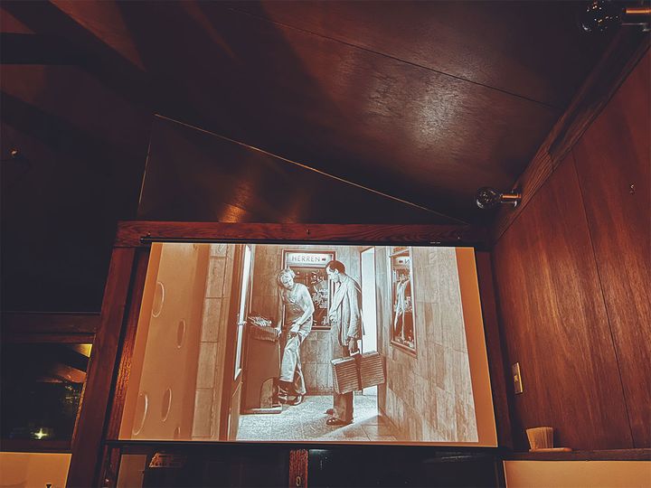 家で映画を観ている瞬間