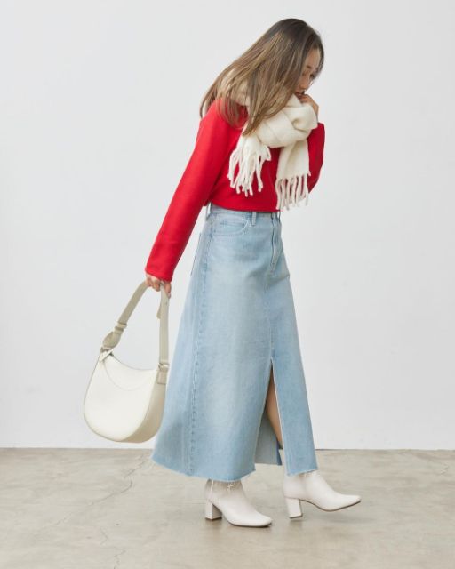 デニムロングスカートを着用した全身コーデ