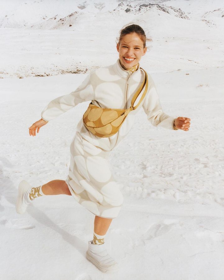 画像: 【UNIQLO x Marimekko】ラウンドミニショルダーバッグ¥1,500、フリースフルジップジャケット（長袖）¥2,990、フリーススカート¥3,990、ヒートテックタートルネックT（長袖）¥1,990、ヒートテックソックス¥590 www.uniqlo.com