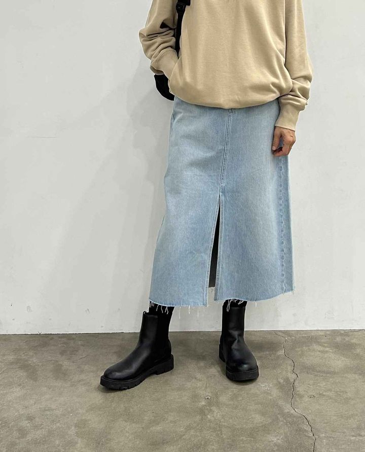 画像: 【UNIQLO】デニムロングスカート¥3,990、スウェットプルパーカ（長袖）¥3,990 www.uniqlo.com