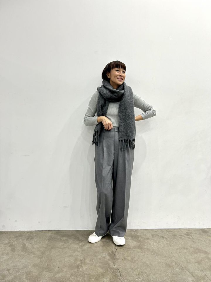 画像: 【UNIQLO】タックワイドパンツ¥3,990、ソフトリブクルーネックT（長袖）¥1,990、チャンキーストール¥2,990 www.uniqlo.com