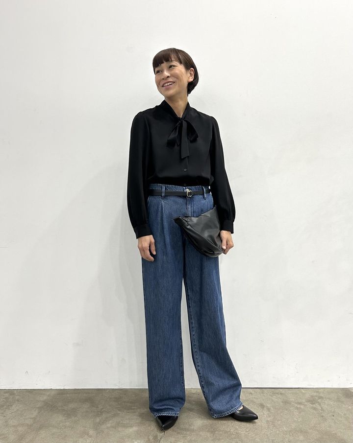画像: 【UNIQLO】ドレープデニムタックパンツ¥3,990 ※2024年1月上旬発売予定、レーヨンボウタイブラウス（長袖）¥2,990、ダブルリングレザーベルト¥2,990 www.uniqlo.com