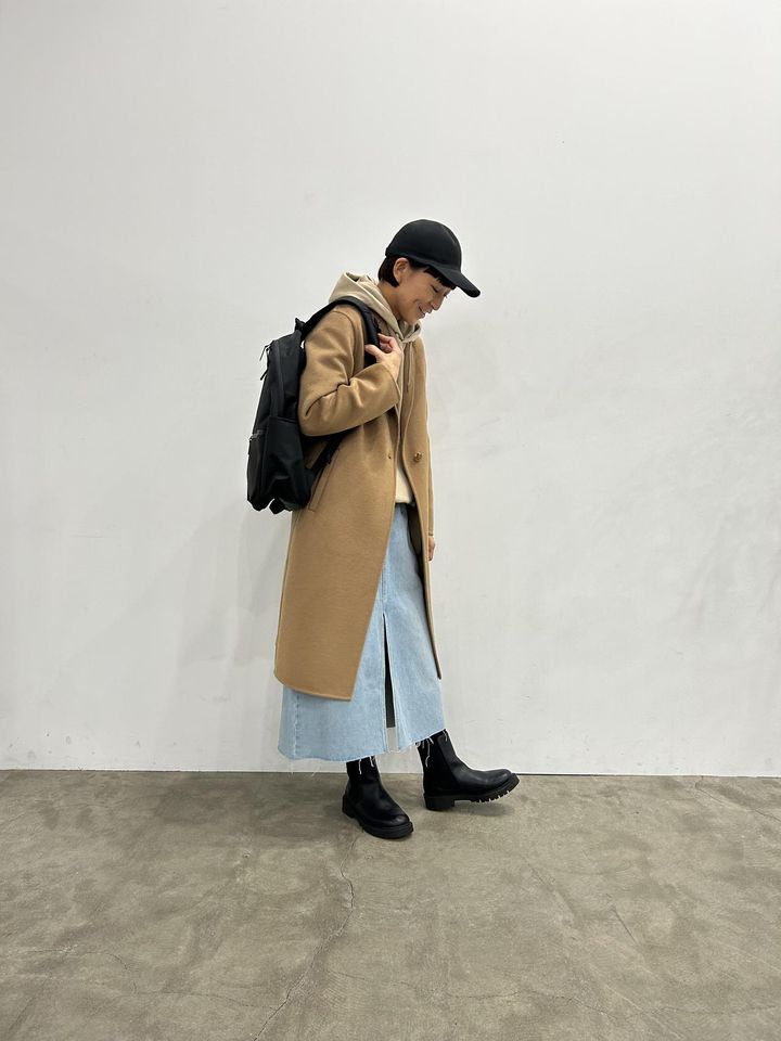 画像: 【UNIQLO】デニムロングスカート¥3,990、ダブルフェイスロングコート¥12,900、スウェットプルパーカ（長袖）¥3,990、UVカットニットキャップ¥1,990 ※2024年1月下旬発売予定、ファンクショナルバックパック¥4,990 www.uniqlo.com