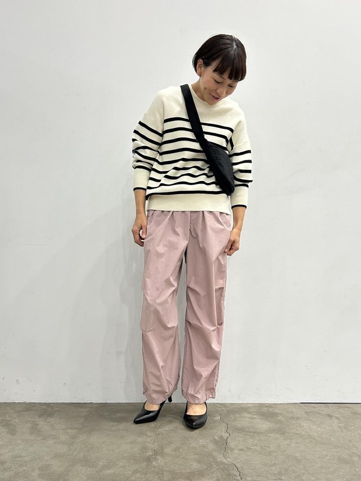 画像: 【UNIQLO】パラシュートパンツ¥3,990、スムースコットンボーダークルーセーター（長袖）¥3,990、ラウンドミニショルダーバッグ¥1,500 www.uniqlo.com