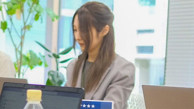 オフィスでのトマルさん画像