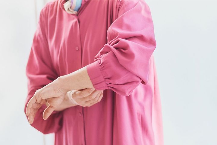 佐藤かなさんの私服ファッションスナップ。シルクの柄スカーフでワンピースをよりきれいめにアップデート