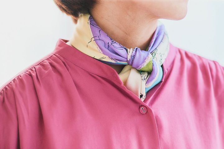 佐藤かなさんの私服ファッションスナップ。シルクの柄スカーフでワンピースをよりきれいめにアップデート