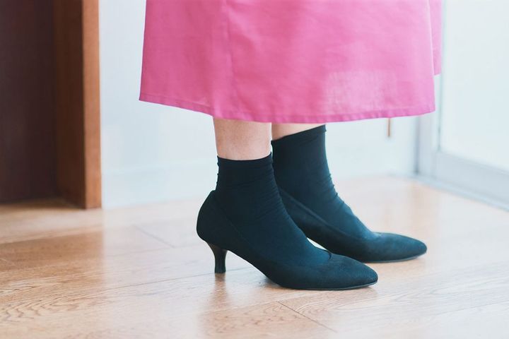 佐藤かなさんの私服ファッションスナップ。シルクの柄スカーフでワンピースをよりきれいめにアップデート