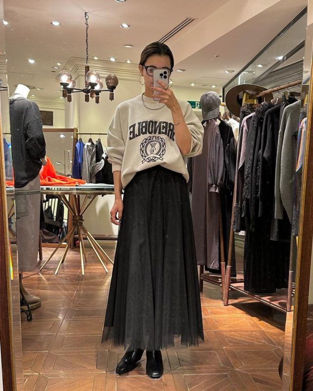 ロゴT＆チュールスカートの女性