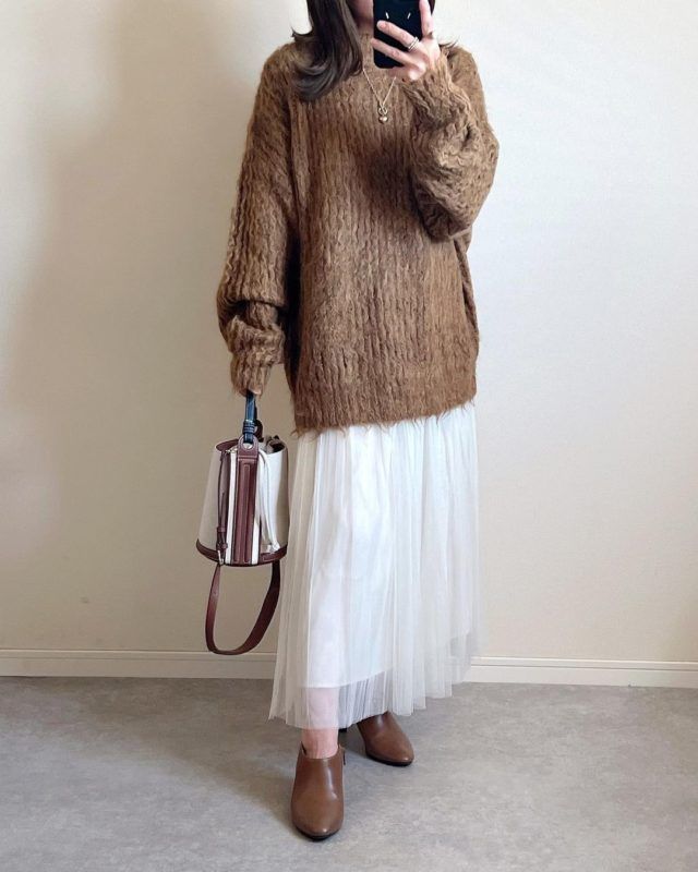 シャギーニットとチュールスカートの女性