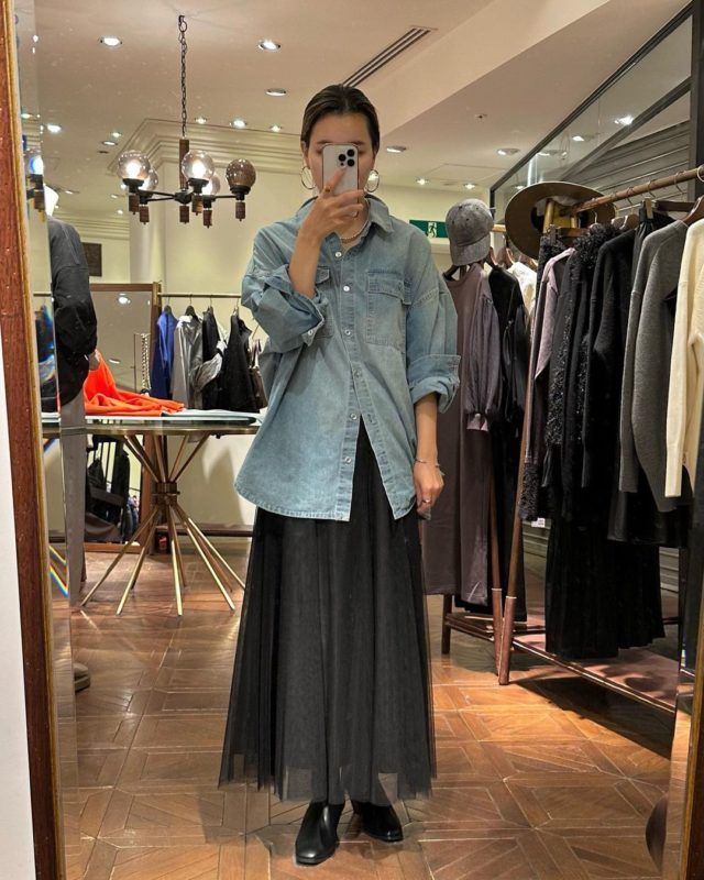 デニム＆チュールスカートの女性