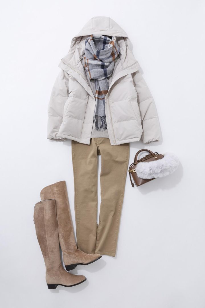 画像: 【無印良品】「撥水フード付きダウンジャケット」＜アイボリー＞¥12,900、「洗えるウールハイゲージクルーネックセーター」＜オートミール＞¥2,990、「縦横ストレッチチノスリムテーパードパンツ」＜ベージュ＞¥3,990、「ウール ひざ掛けにもなる 大判ストール」＜ライトグレー＞¥3,990【ダイアナ】バッグ ¥15,950、ロングブーツ ¥39,600（すべて税込）