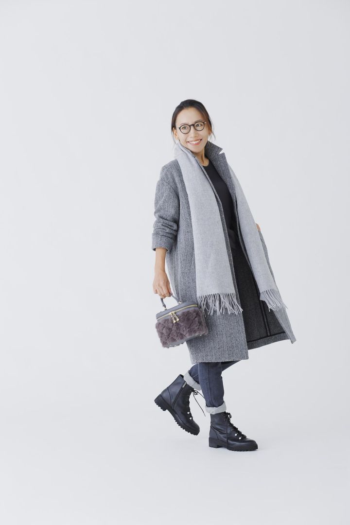 画像: 【無印良品】「再生ウール混チェスターコート」＜グレー柄＞¥14,900「洗えるウールハイゲージグルーネックセーター」＜ダークグレー＞¥2,990、「ストレッチデニムパンツ」＜チャコールグレー＞¥3,990、「ウール ひざ掛けにもなる 大判ストール」＜ライトグレー＞¥3,990【ダイアナ】バッグ ¥15,400、ブーツ ¥31,900【ミミサンジュウサン】ピアス¥6,160（すべて税込）