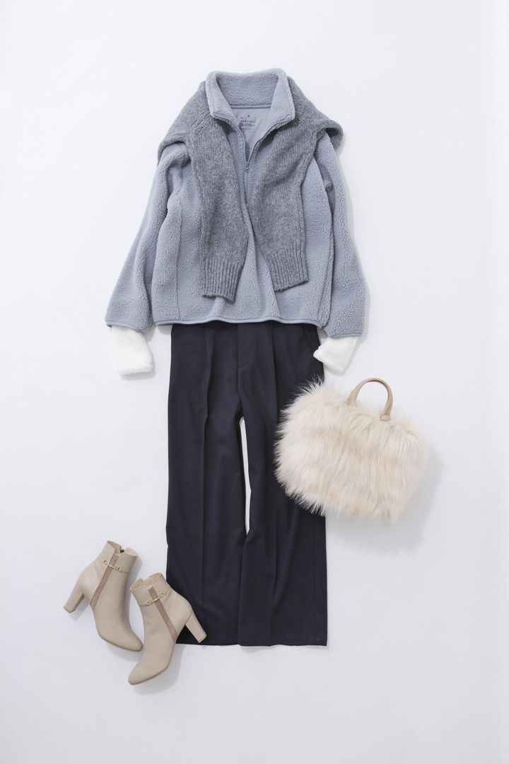 画像: 【無印良品】「ウールヤク混ネップ糸Vネックセーター」＜チャコールグレー＞¥6,990、「ボアフリースハーフジッププルオーバー」＜ライトブルー＞¥3,990、「裏起毛タックワイドパンツ」＜ダークネイビー＞¥4,990【ワークマン】ハンドウォーマー ¥399【ダイアナ】バッグ ¥16,500、ブーツ ¥28,600（すべて税込）