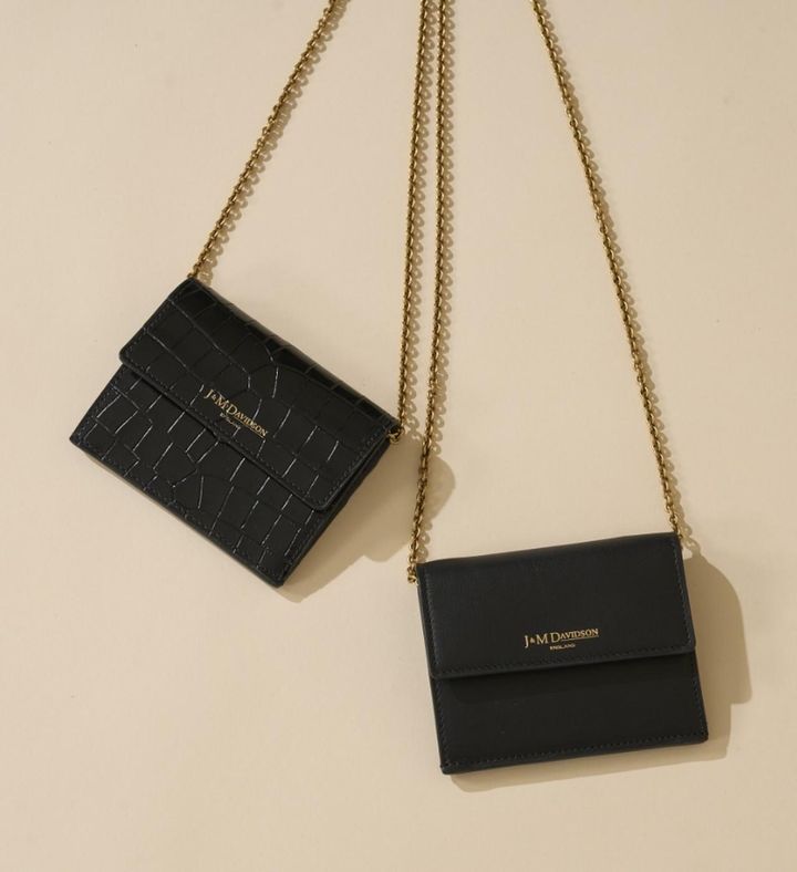 画像: 「チェーンウオレット」【縦9×横11×マチ2.5cm、札入れ1／カードスロット4／小銭入れ1】各￥71.500 出典：J＆M デヴィッドソン