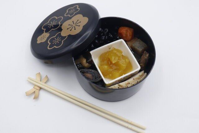 ダイソーの丸重箱でつくったおせち料理