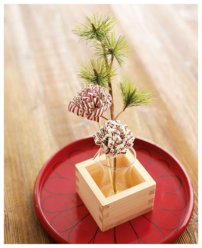 新年のおうちを飾るお花を手づくりで。お気に入りの包装紙で作る「ペーパーフラワー」をお飾りに♪の画像1