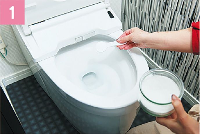 1_便器の水の中に過炭酸ナトリウム大さじ１を入れる。