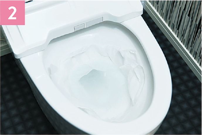 2_トイレットペーパーを水際付近に１周張りつける。水のスプレーがあると便利。3_数時間おいたあとにトイレットペーパーごと水に流す。