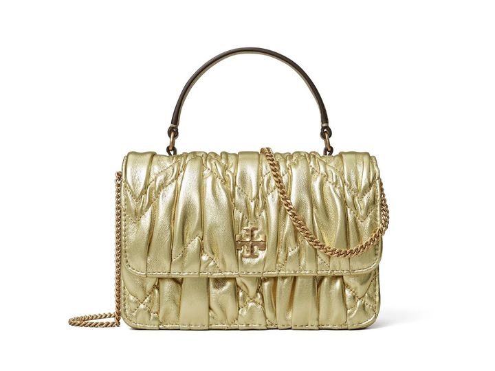 画像: 「キラ メタリック ダイヤモンド ルーシュ トップハンドル ミニチェーンウォレット」【縦11.5×横17.5×マチ5.5cm、カードスロット2／小銭入れ1／コンパートメント1】￥67,100 出典：トリー バーチ