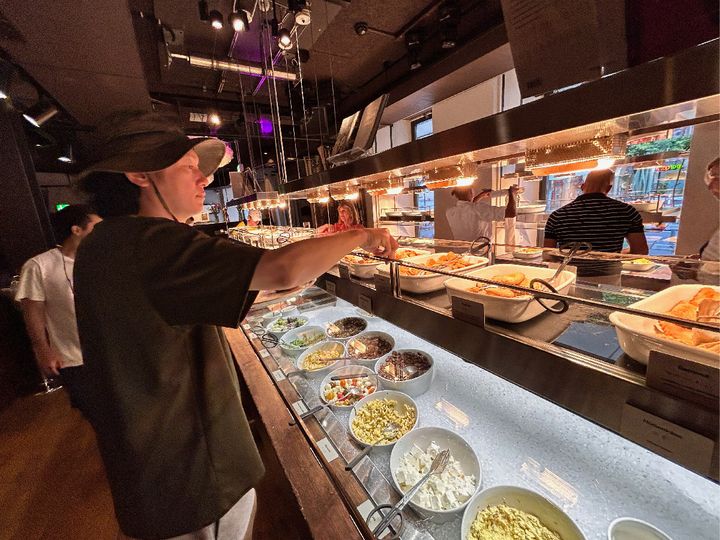 ベジタリアンレストラン「ヒルトル」本店のビュッフェを利用する井浦新