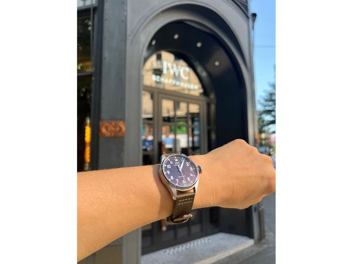 〈IWC〉本店と〈IWC〉の時計